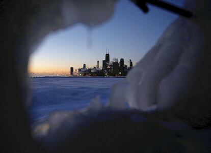 Hielo a lo largo de la orilla del lago Michigan durante el amanecer de este jueves.