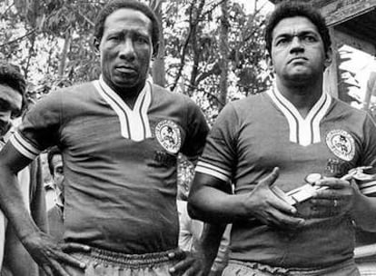 Nilton Santos (a la izquierda) y Garrincha, durante un homenaje a este último.