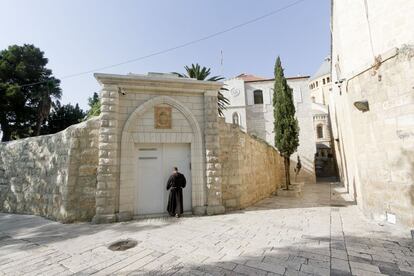 Fachada del monasterio franciscano construido en 1930 en la Ciudad Vieja de Jerusalén. 