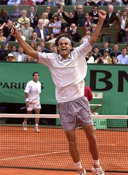 Kuerten, tras ganar en la final del Roland Garros, en 2001