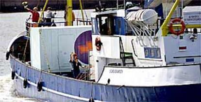 El barco abortista holandés zarpa ayer del puerto de Scheveningem, rumbo a Dublín y Cork.