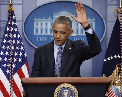 Barack Obama se despide de los periodistas tras dar su última rueda de prensa como presidente de los Estados Unidos en la Casa Blanca.