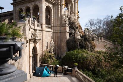 Hicham y Mahfoud junto a su tienda de campaña en la cascada del parque de la Ciutadella.