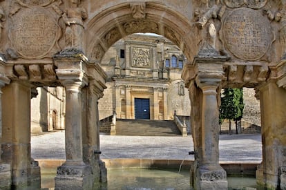 Patrimonio mundial junto con Úbeda, el corazón monumental de Baeza (Jaén), uno de los enclaves renacentistas más importantes de España, late en la plaza de Santa María: la catedral, con la casa palacio de Rubín de Ceballos a sus espaldas, las casas consistoriales, la fuente de Santa María (en la imagen) y el seminario de San Felipe Neri (sede de la Universidad Internacional de Andalucía). Destacables también son la plaza del Paseo de la Constitución y la del Pópulo.