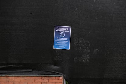 Sign prohibiting the use of cell phones at Bob Dylan's concert at the Complutense University of Madrid on June 7, 2023.