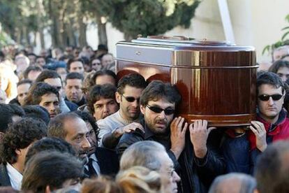 Familiares y amigos de Manzanita llevan a hombros el féretro durante el entierro en el cementerio municipal.