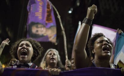 Manifestantes voltam às ruas no Rio, em menor quantidade, para protestar contra morte de vereadora.