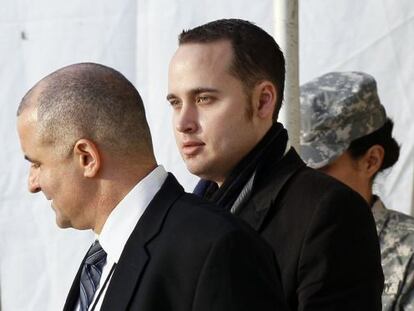 Adrian Lamo sale de los juzgados tras testificar contra Manning. 