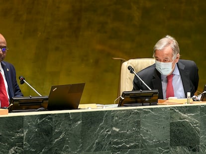 António Guterres contempla cómo el nuevo presidente de la Asamblea General de la ONU marca el inicio de las sesiones, este martes en Nueva York.