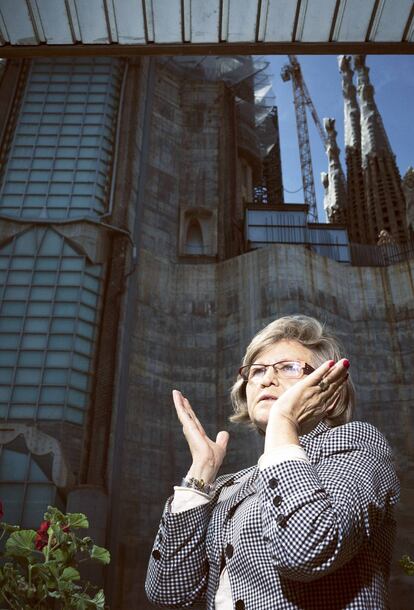 Adela Feliz. Vivir frente a la Sagrada Familia ha dejado de ser un lujo para convertirse en una amenaza. “No puedo disfrutar de mi terraza en los mejores meses del año. Los gritos de los guías me lo impiden”.