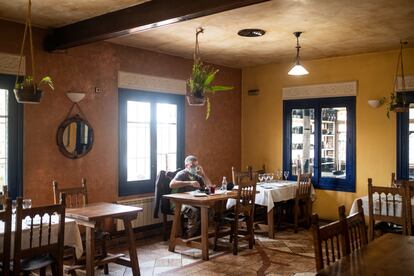 Un trabajador de una urbanización cercana come el menú del restaurante Almenara de Catalucia, este lunes.