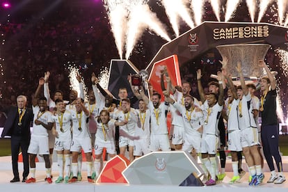 Los jugadores del Real Madrid celebran el título de la Supercopa.