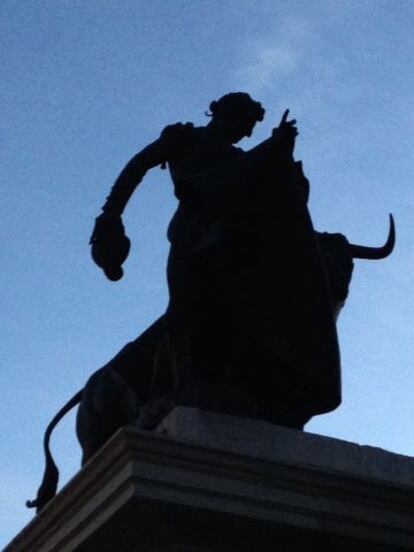 Estatua en la Plaza México.