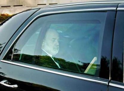 El presidente de la Reserva Federal, Ben Bernanke, llega a la reunión de ayer en Washington.