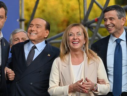 Meloni, con Salvini y Berlusconi, el día 22 en un mitin de la coalición en Roma.