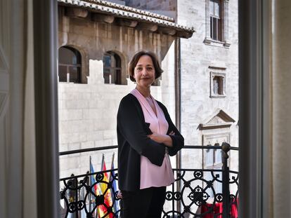 La lingüista y secretaria autonómica de Comunicación, Beatriz Gallardo, frente al Palau de la Generalitat.