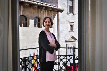 La lingüista y secretaria autonómica de Comunicación, Beatriz Gallardo, frente al palau de la Generalitat.