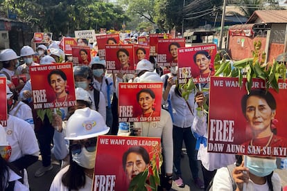 Manifestantes piden la liberación de la líder birmana Aung San Suu Kyi, este viernes en Mandalay.