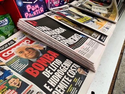 Portadas de los principales periódicos portugueses para anunciar la salida del primer ministro luso, el socialista António Costa.