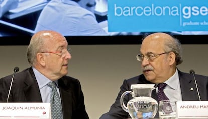 El vicepresidente de la CE, Joaqu&iacute;n Almunia, junto al conseller de Econom&iacute;a de la Generalitat, Andreu Mas Collell, durante la inauguraci&oacute;n del curso acad&eacute;mico de la Barcelona Graduate School of Economics.