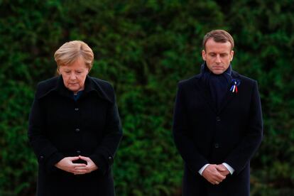 Angela Merkel y Emmanuel Macron, durante los actos de conmemoración del final de la Primera Guerra Mundial, en noviembre del año pasado en Compiegne (Francia).