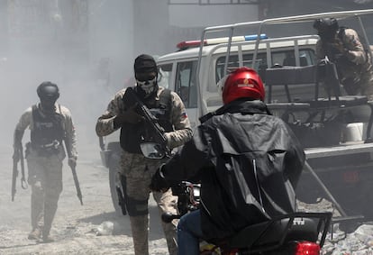 Agentes de policía dispersan a manifestantes que exigían seguridad en Puerto Príncipe, Haití, 19 de agosto de 2024