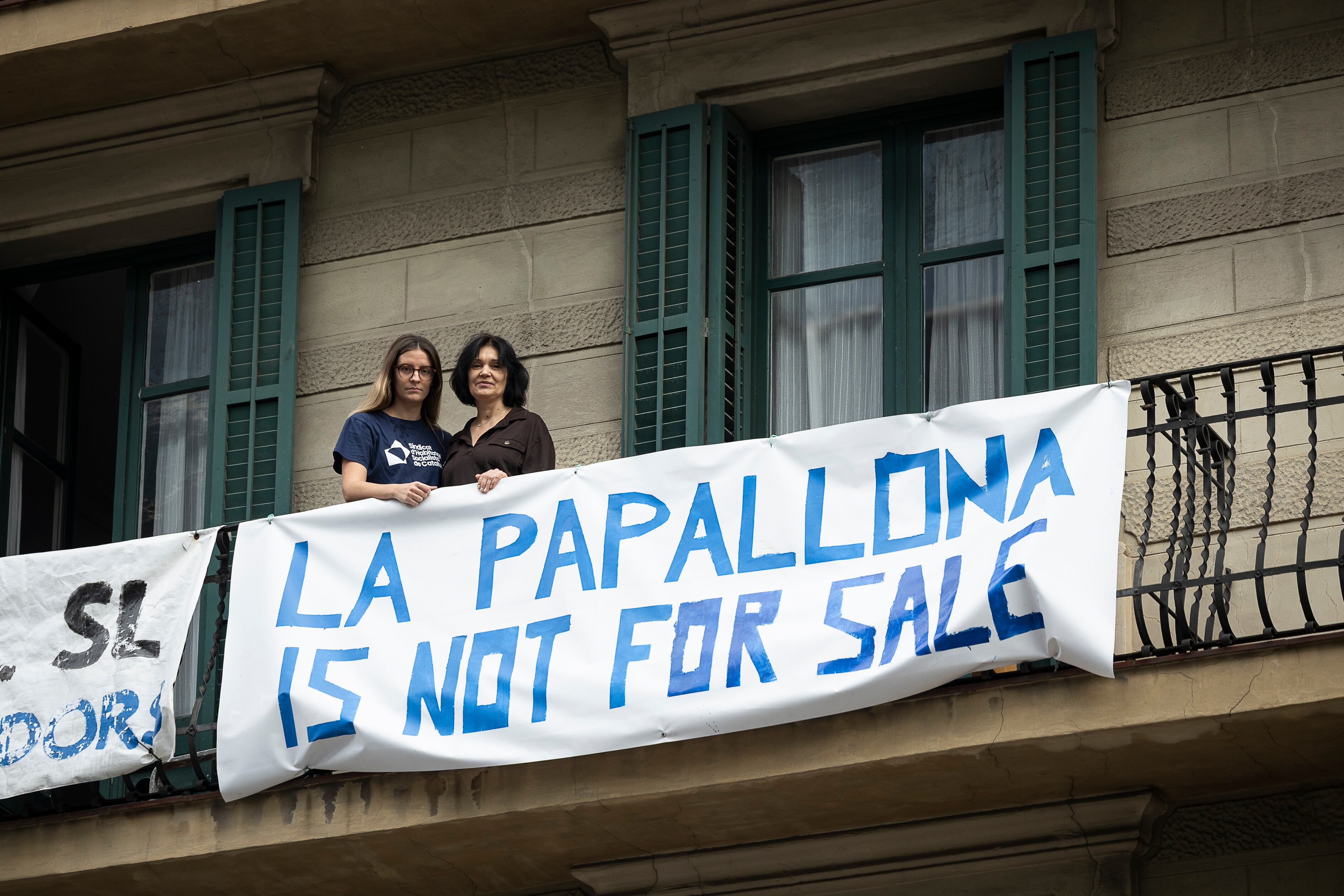 Anna Olesti y Corina Cost, dos de las vecinas que comienzan una huelga de alquiler en el Bloc Papallona de Barcelona.