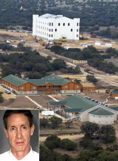 Rancho de Texas donde se alojan los miembros de la secta mormona de Warren Jeffs (en el recuadro)