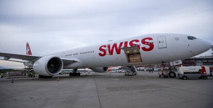 Un avión de Swiss en el aeropuerto de Ginebra durante la descarga de material sanitario importado de China. 