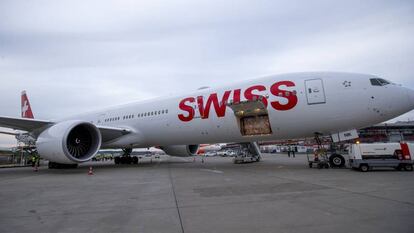 Un avión de Swiss en el aeropuerto de Ginebra durante la descarga de material sanitario importado de China. 