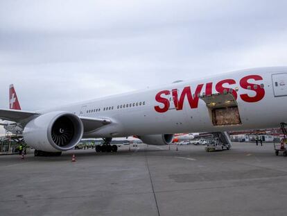 Un avión de Swiss en el aeropuerto de Ginebra durante la descarga de material sanitario importado de China. 