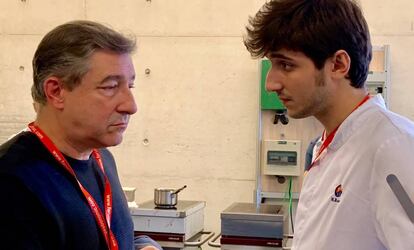 Joan Roca, con su hijo Marc, en el Forum de Girona.