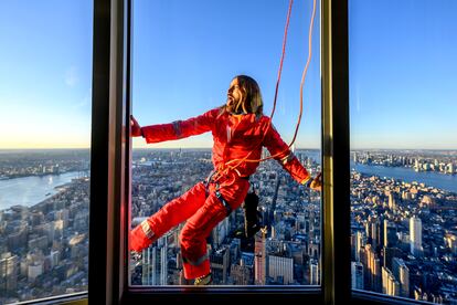 Jared Leto durante su escalada al Empire State Building, el 8 de noviembre de 2023.