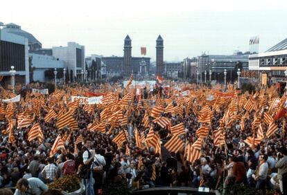 Vista del público con senyeras en la Plaza de España de Barcelona.