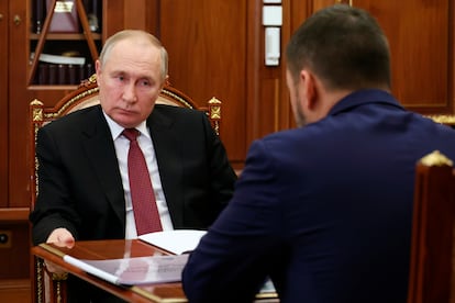 El presidente ruso, Vladímir Putin, escucha al jefe designado por Moscú en la región de Donetsk controlada por Rusia, Denis Pushilin, en Moscú, este martes.