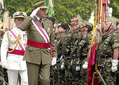 El rey Juan Carlos pasa revista a las tropas antes del desfile del Día de las Fuerzas Armadas celebrado en Almería.