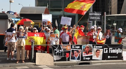 Un grupo de manifestantes protestan en el exterior de los juzgados de Plaza de Castilla durante la declaración de Begoña Gómez.