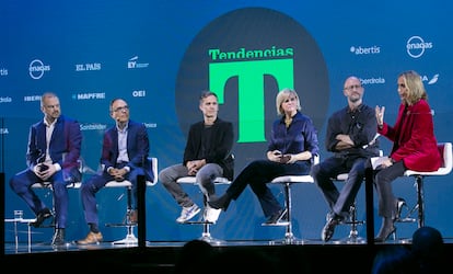 Desde la izquierda: Emilio Tejedor, director de Medio Ambiente de Iberdrola; José Miguel Tudela, director de Sostenibilidad y Acción Climática de Enagás; Gael García Bernal, actor, productor y director; María Neira, directora del departamento de Salud Pública y del Ambiente en la Organización Mundial de la Salud (OMS); Manuel Franco, investigador en Epidemiología y Salud Pública en las universidades de Alcalá, España y Johns Hopkins en Baltimore (EE UU); y Eva Pagán, directora corporativa de Sostenibilidad y Estudios de Redeia.