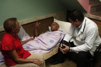 El doctor Yoel García, director del hospital José Ramón León, de Santa Clara, con el disidente cubano Fariñas y su madre, hace dos semanas.