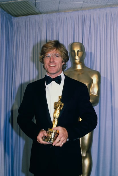 Robert Redford se convirtió en 1981 en un director de prestigio gracias a la durísima 'Gente corriente'. En la imagen Redford, de 45 años entonces, demuestra que gafas metálicas, pelazo rebelde y esmoquin son la combinación perfecta para pasar a la eternidad. 