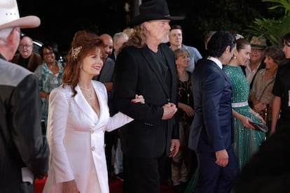 Susan Sarandon y Trace Adkins, en el primer episodio de 'Monarch'.