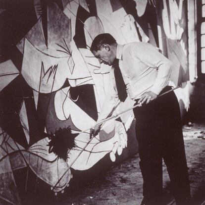 Pablo Picasso, pintando el <i>Guernica </i>en su estudio de París, en la primavera de 1937. La foto es de su amante de entonces, Dora Maar.