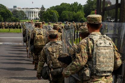 Militares entran en el área asegurada de la Casa Blanca en Washington, EE UU, el pasado 6 de junio.