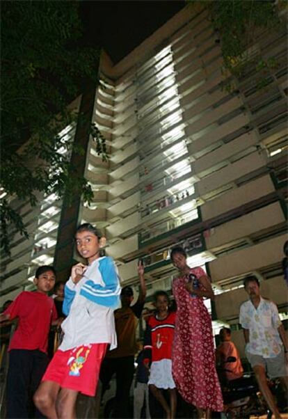 Los vecinos de un edificio de apartamentos abandonan sus casas tras sentir el temblor en Kuala Lumpur (Malaisia).