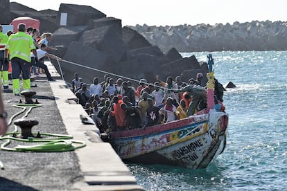 Un cayuco llega al puerto de La Restinga, en la isla de El Hierro, con 183 personas a bordo, entre ellas ocho menores, el 17 de octubre. 
