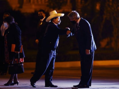 El presidente electo, Pedro Castillo, saluda al actual, Francisco Sagasti, en un encuentro en el palacio de Gobierno, el 21 de julio.