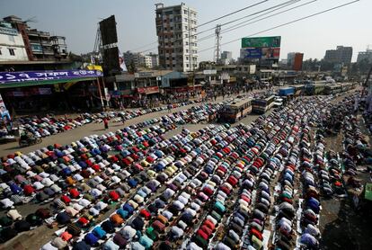 Los musulmanes realizan la oración del viernes, en Daca (Bangladés).