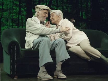 Héctor Alterio y Lola Herrera, en una escena de 'En el estanque dorado'.
