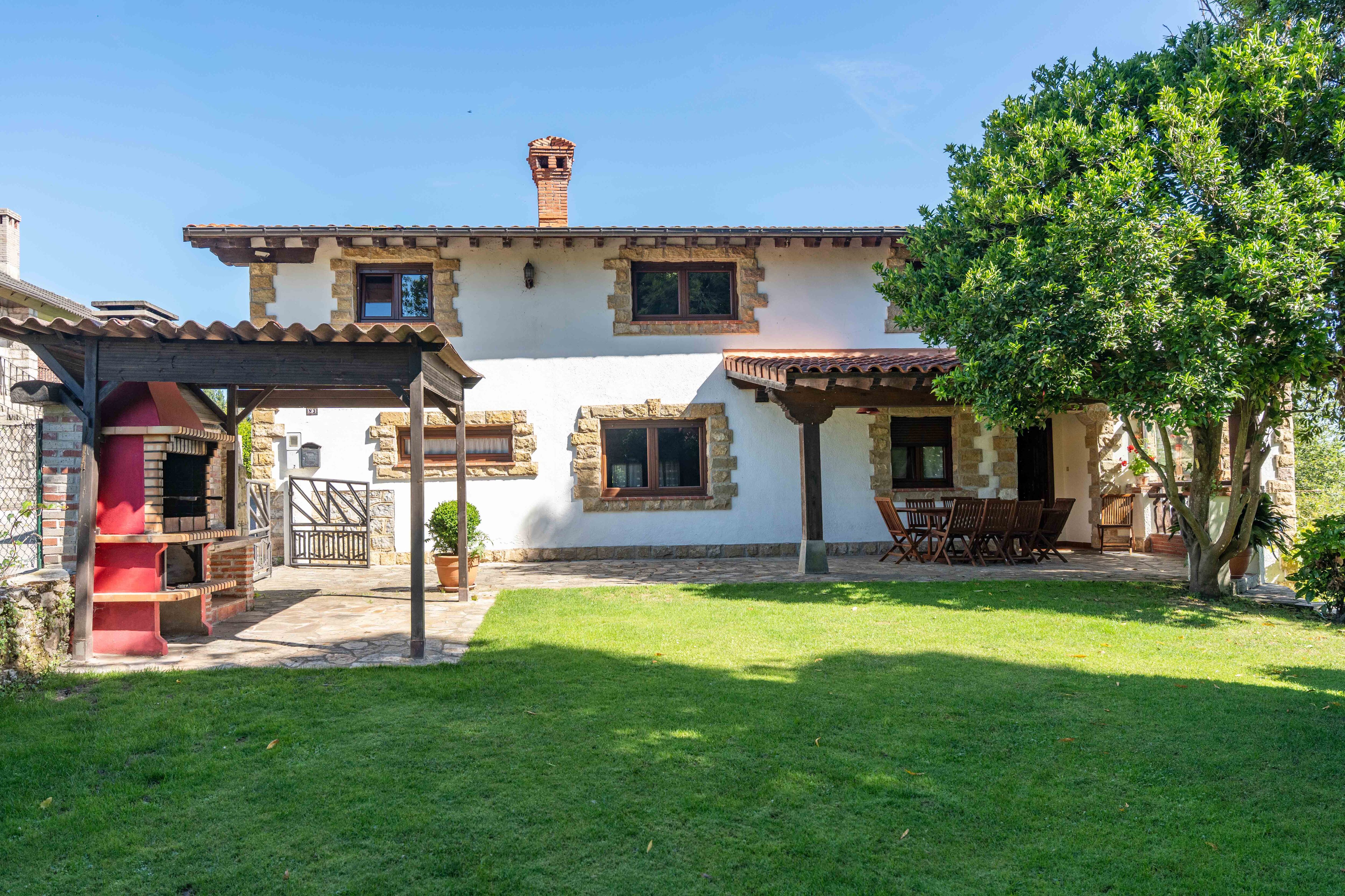 Las tres casas de la semana: líneas fluidas sobre una cala ibicenca por 16,7 millones de euros