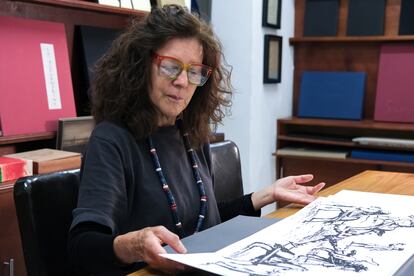 María Eugenia Niño sostiene el libro 'Territorios'. 